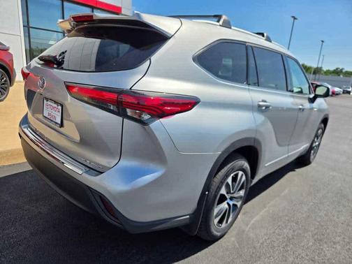 Celestial Silver Metallic 2022 Toyota Highlander XLE