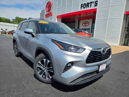 Celestial Silver Metallic 2022 Toyota Highlander XLE