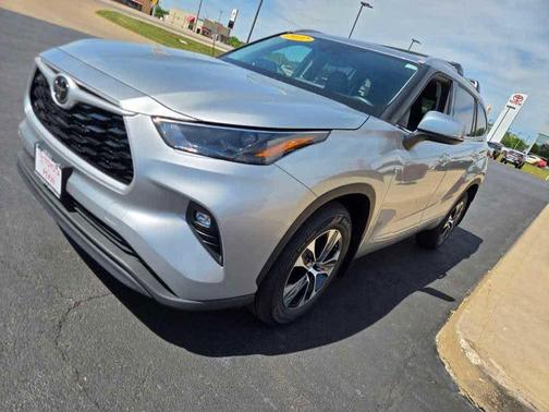 Celestial Silver Metallic 2022 Toyota Highlander XLE