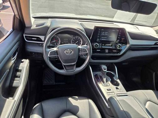 Celestial Silver Metallic 2022 Toyota Highlander XLE