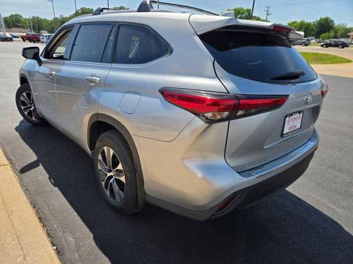Celestial Silver Metallic 2022 Toyota Highlander XLE