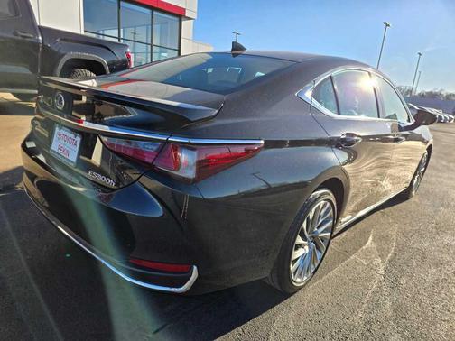 2021 Lexus ES 300h Luxury