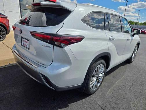Wind Chill Pearl 2024 Toyota Highlander Hybrid Platinum