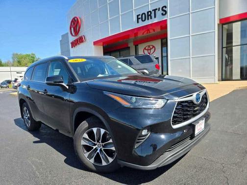 Midnight Black Metallic 2022 Toyota Highlander Hybrid XLE