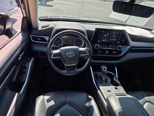 Midnight Black Metallic 2022 Toyota Highlander Hybrid XLE