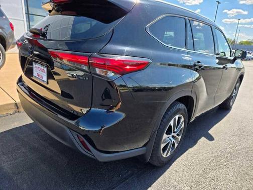 Midnight Black Metallic 2022 Toyota Highlander Hybrid XLE