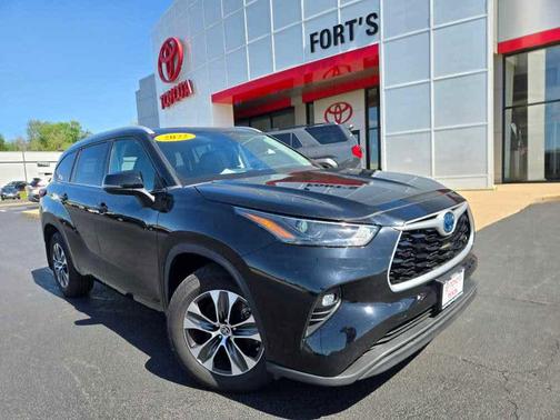 Midnight Black Metallic 2022 Toyota Highlander Hybrid XLE