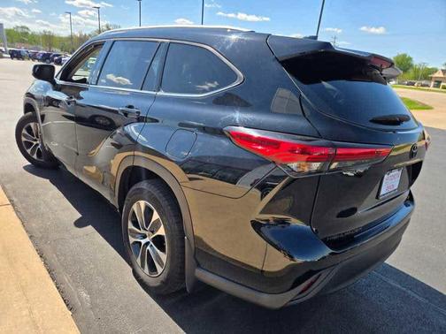Midnight Black Metallic 2022 Toyota Highlander Hybrid XLE