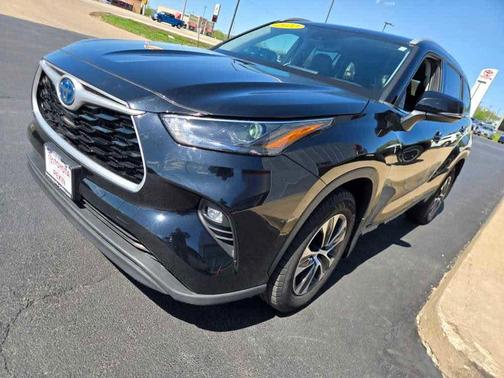 Midnight Black Metallic 2022 Toyota Highlander Hybrid XLE