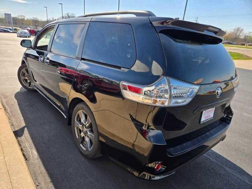 Midnight Black Metallic 2019 Toyota Sienna SE