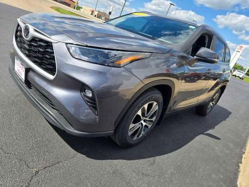 Magnetic Gray Metallic 2023 Toyota Highlander XLE