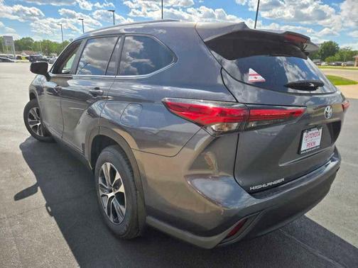 Magnetic Gray Metallic 2023 Toyota Highlander XLE