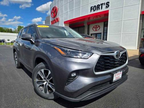 Magnetic Gray Metallic 2023 Toyota Highlander XLE