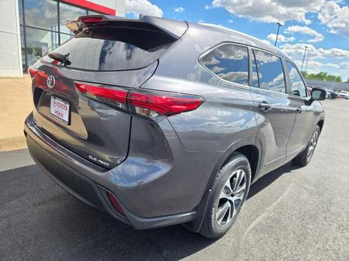 Magnetic Gray Metallic 2023 Toyota Highlander XLE