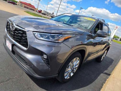 Magnetic Gray Metallic 2025 Toyota Highlander Hybrid Limited