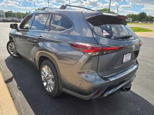 Magnetic Gray Metallic 2025 Toyota Highlander Hybrid Limited