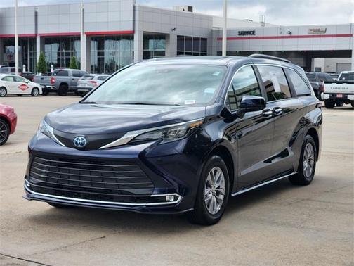 2024 Toyota Sienna XLE 8 Passenger