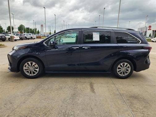 2024 Toyota Sienna XLE 8 Passenger