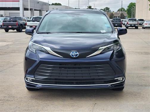 2024 Toyota Sienna XLE 8 Passenger