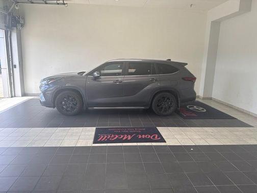 Magnetic Gray Metallic 2024 Toyota Highlander LE