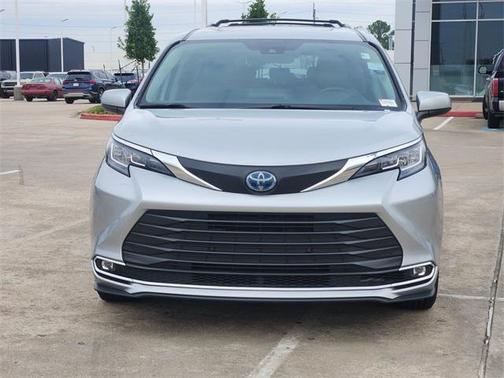 2023 Toyota Sienna XLE