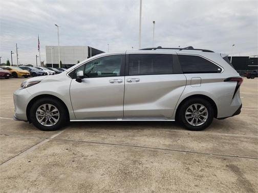 2023 Toyota Sienna XLE