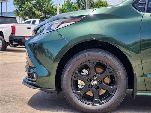 2025 Toyota Sienna Woodland Edition