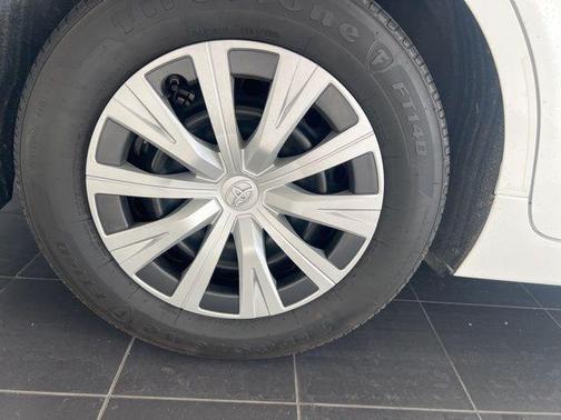 2024 Toyota Camry Hybrid LE