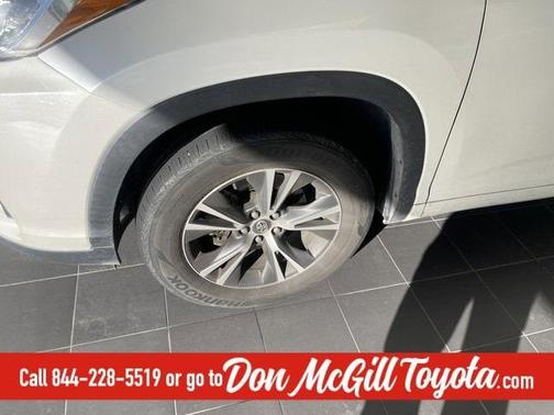 Photo 3 of 23 of 2018 Toyota Highlander LE Plus