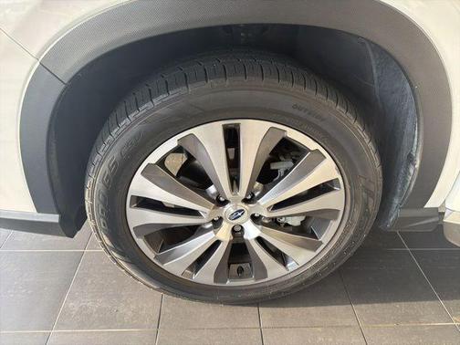 Crystal White Pearl 2022 Subaru Ascent Limited 8-Passenger