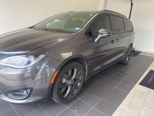 Granite Crystal Metallic Clearcoat 2018 Chrysler Pacifica Limited
