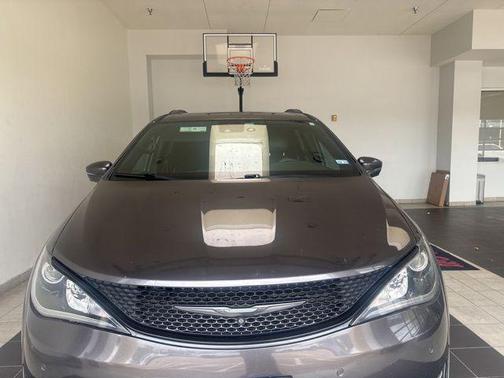 Granite Crystal Metallic Clearcoat 2018 Chrysler Pacifica Limited
