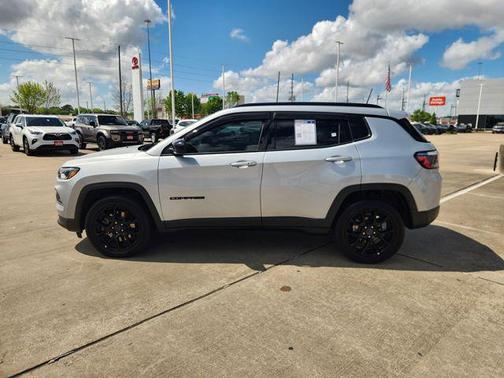 Silver Zynith Metallic Clearcoat 2025 Jeep Compass Latitude