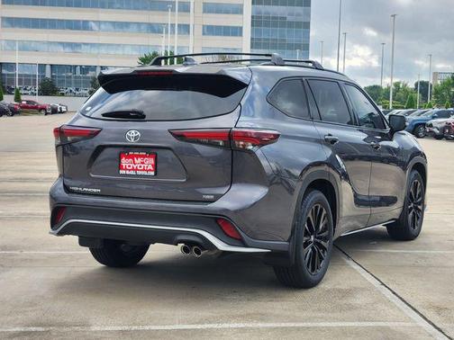 Magnetic Gray Metallic 2024 Toyota Highlander XSE