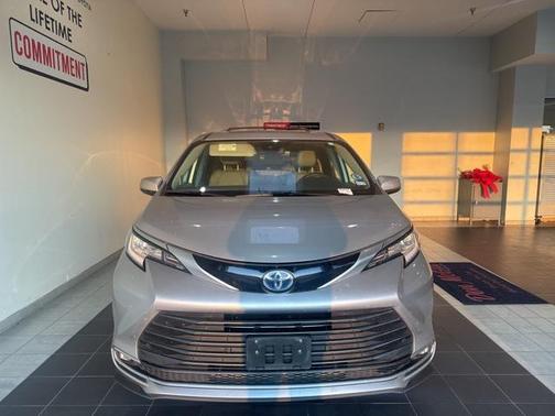 2023 Toyota Sienna Limited 7-Passenger
