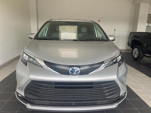 2025 Toyota Sienna XLE