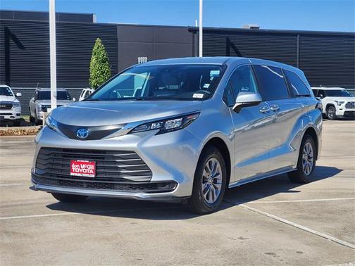 2025 Toyota Sienna LE