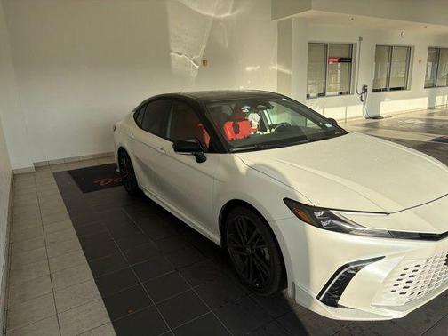 Wind Chill Pearl/Midnight Black Metallic 2025 Toyota Camry XSE