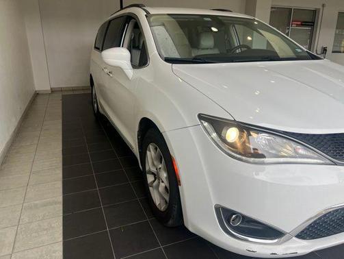 Bright White Clearcoat 2017 Chrysler Pacifica Touring-L