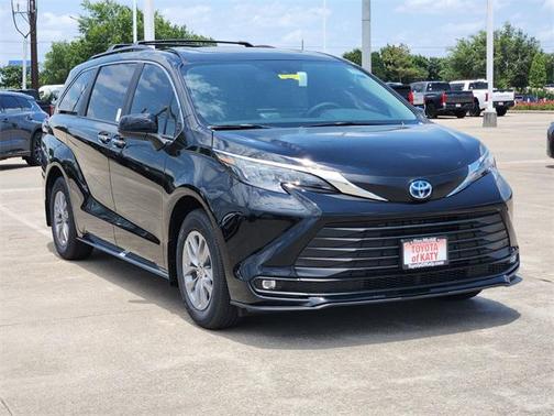 2025 Toyota Sienna XLE 8 Passenger