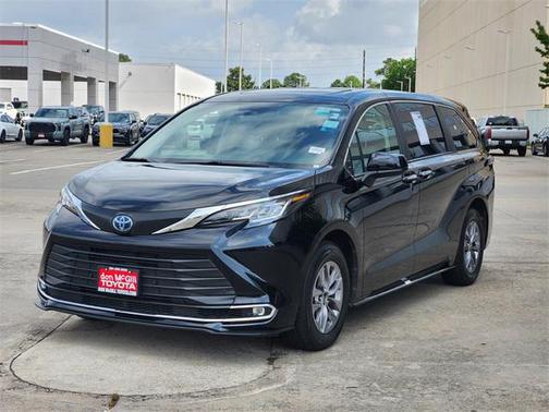 2023 Toyota Sienna XLE 8 Passenger