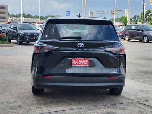 2023 Toyota Sienna XLE 8 Passenger