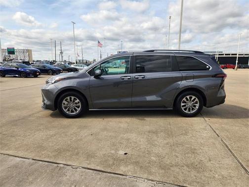 2025 Toyota Sienna XLE