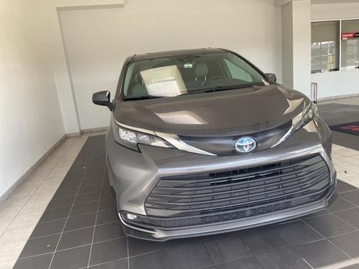 2025 Toyota Sienna XLE