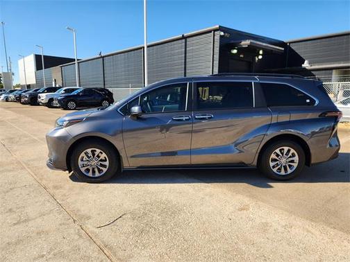 2025 Toyota Sienna XLE