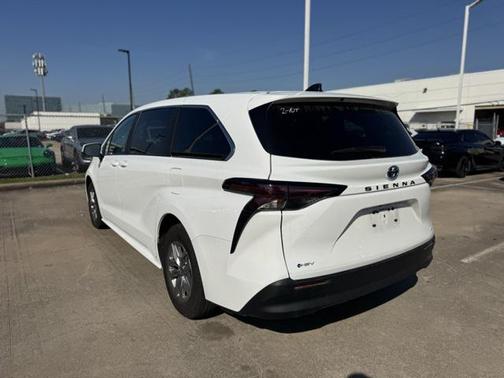 2025 Toyota Sienna LE