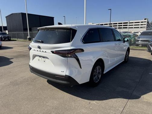2025 Toyota Sienna LE
