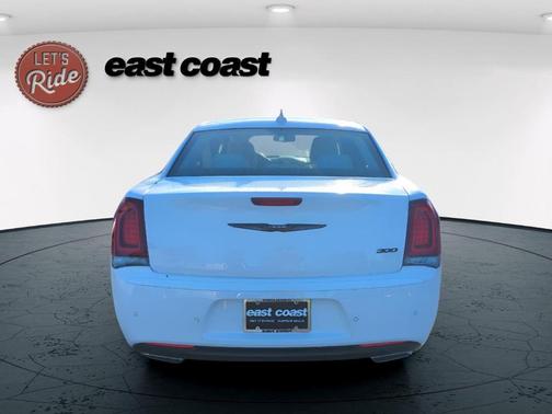 2022 Chrysler 300 Touring L