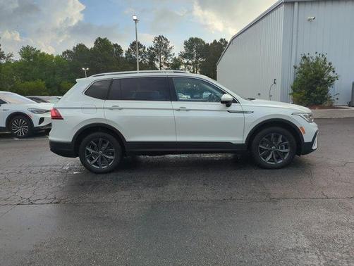 Opal White Pearl Effect 2023 Volkswagen Tiguan 2.0T SE