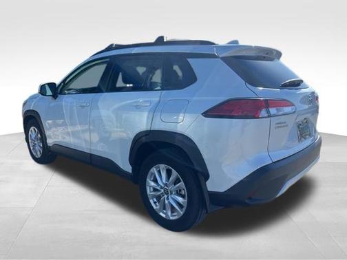 Pearl 2023 Toyota Corolla Cross LE